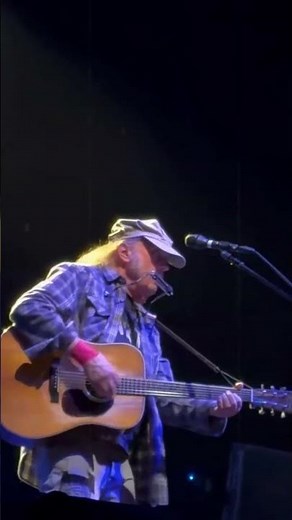Neil Young Sings “Harvest Moon” on the First Day of Fall 🌕