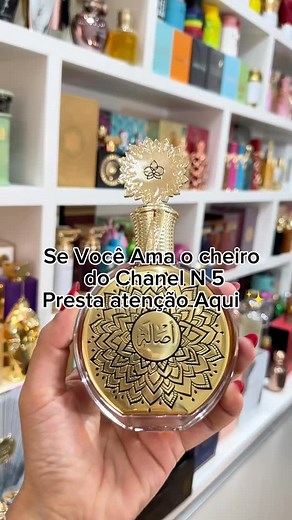 Gente, se você ama o cheiro clássico e luxuoso do Chanel Nº5, presta atenção nisso aqui! 😳✨ Esse é o Asala da Maison Asrar, um perfume floral aldeídico feminino que entrega a mesma vibe elegante, limpa e sofisticada… só que por um preço MUITO mais acessível. Ele abre com néroli e aldeídos, aquele frescor chique. No coração, vem ylang-ylang, jasmim e rosa, super femininos e envolventes. E o fundo traz baunilha, âmbar e almíscar, deixando um rastro cremoso, confortável e elegante. É perfume de mu