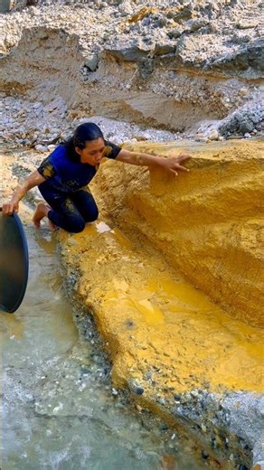 Perfect, the process of getting a lump of gold on the edge of the river, amazing #lokingforgold