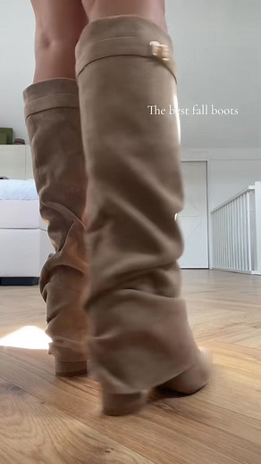 The search for your perfect winter boots ends here 🤍 Cozy, chic, and made to match every fit — from coffee runs to holiday nights out. ⚡️ Warm suede feel 👢 Trendy slouch design ❄️ Comfort that lasts all day They’re selling fast — grab your pair before your size’s gone! | EveWide