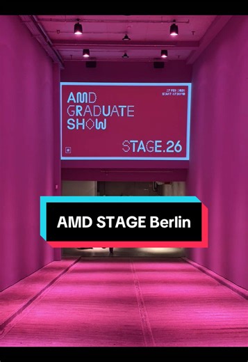 Recap AMD STAGE Berlin 2026: Fashionshow unserer Graduates aus den Studiengängen Mode Design (B.A.) und Fashion Design (B.A), sowie Ausstellungen weiterer Bachelor und Masterstudiengänge. Herzlichen Glückwunsch and alle Graduates, wir sind sehr stolz auf euch! Bist du bei der STAGE im nächsten Jahr dabei? #myamd #amdstage #studyfashion #graduates #fashionshow