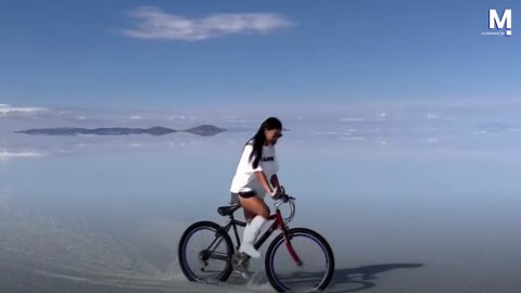 まるで空を走る自転車――ウユニ塩湖が魅せる魔法の光景
