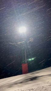 ❄️ SUIVI NEIGE EN ALSACE – 20 h 30 ❄️ Bonsoir à tous, Les premières précipitations neigeuses abordent le relief alsacien. Une fine pellicule blanche viendra se déposer d’ici demain matin dès 800/900 mètres, de quoi rendre au paysage toute sa splendeur hivernale. En plaine, quelques pluies froides sont au programme. La vigilance est de mise sur certains secteurs où le mercure est légèrement négatif. 🎥 Vidéo prise vers 20 h 30 sur le domaine skiable du Schnepfenried, dans la vallée de Munster. Tr