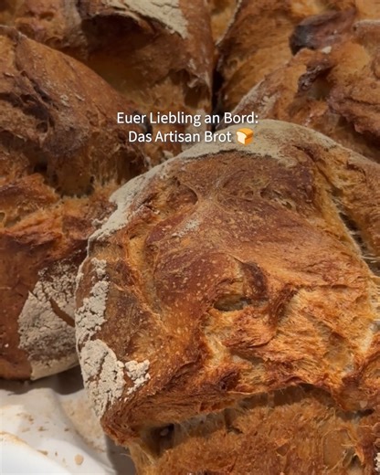 Kein Tag an Bord ohne (mindestens) eine Scheibe Artisan Brot! 🍞 Wer kennt's? 😁 Ist schließlich euer und unser Lieblingsbrot. 🥹🫶 Sag uns in den Kommentaren, wie du es am liebsten isst: ganz pur, nur mit Butter, süß oder herzhaft belegt – morgens, mittags, abends? Und mach unbedingt den Videoton an für den Sound der Kruste beim Schneiden! Hast du einen anderen Favoriten aus unserer Backstube (das Laugengebäck 🥨 🤤)? Trau dich und verrrat's uns in den Kommentaren! | TUI Cruises - Mein Schiff