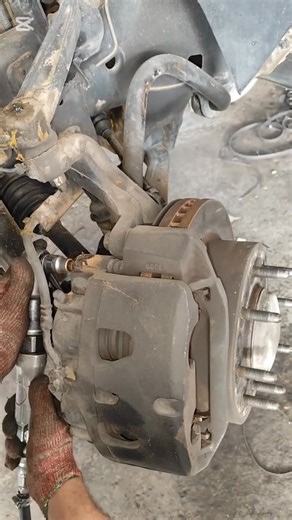 #tiktokuk🇩🇪 auto mechanic GMC HD 2500 4x4 SIERRA brake pad replacement#🛠️ #🚙🛻 #viral #🛻🛻🛻🛻🛻🛻🛻💯💯💯 🔧 | Dustylumberco