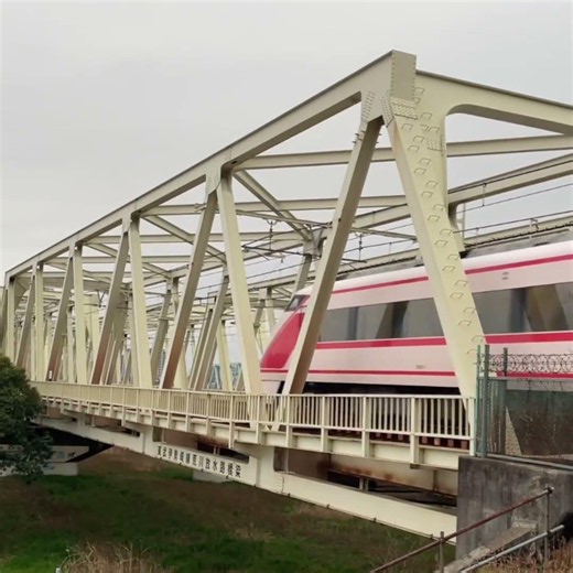 今日の東武73 いちごカラーのスペーシア東武100系 千住新橋が目の前の小菅駅にて 通過シーン #鉄道 #東武スカイツリーライン #東武100系 #スペーシア #通過シーン #shots