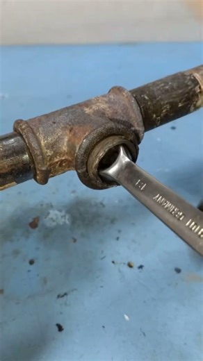 how to remove rusty pipe threads #shortvideo