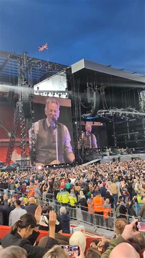🎥 Anfield sinces along with Bruce Springsteen to 'Born In The USA' exactly 41 years after it was first released | Far Out Magazine