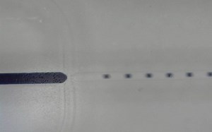 多通道压力控制器 OB1 Mk3 控制微流控液滴的产生和运动