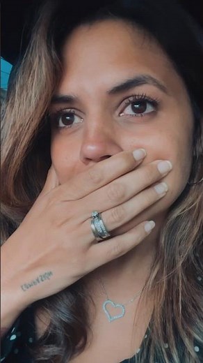 Oyendo la mezcla de mi nueva canción #quemequedestú 😭 disponible 31 de Mayo!