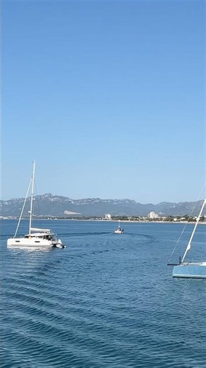 Cambrils por la mañana: yates, mar y montañas #cambrils #elmar #mountains