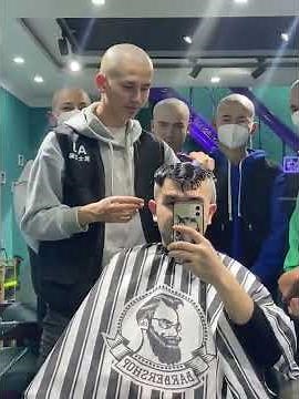一群男孩刮光头
