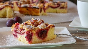 Brzi kolač sa šljivama: Pravi se kao od šale, mere su na kašiku i uspeva baš svima