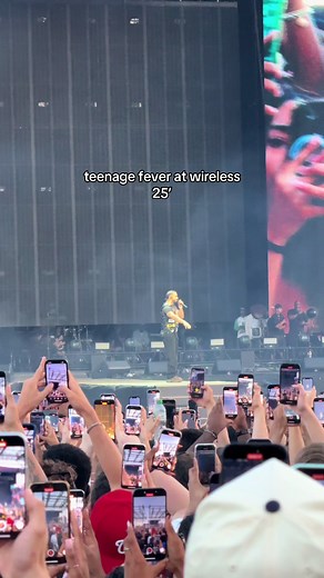 Drake performing Teenage Fever at Wireless 2025- The most beautiful vocals ever 🎶 #drake #wireless #concert #drake2025 #teenagefever #drakernb #drakernbtypebeats #drakesetlist #drakesetlist2025