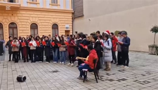 50 de studenti #unitbv din Europa, America de Sud, Africa si Asia ne-au incantat astazi cu un colaj de colinde romanesti. Este primul lor craciun in Romania, iar colindele romanesti le-au mers la suflet. Si lor, si noua :) Multumim de colinda! | Universitatea TRANSILVANIA din Brasov