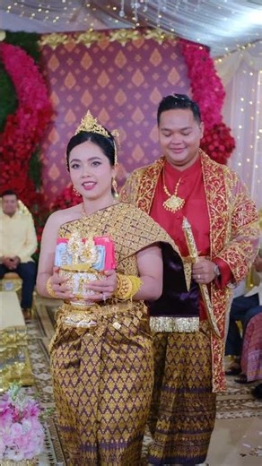 Khmer Bride’s Elegant Appearance in Classic Style 👰✨ #CambodianBride #TraditionalBeauty
