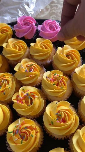 How to make rosette flower using 1M nozzle and whipped cream icing! #rosetteflower #everyoneシ゚ #virals #fblifestyle #madiskartingnanaycleofe | Cleofe Zerrudo