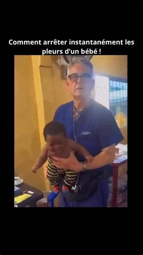 Biologie.Explicative on Instagram: "Auteur original – Dr Robert C. Hamilton sur YouTube (probable) 📹👨‍⚕️ Une vidéo provenant d’une petite clinique à Buchanan, au Liberia 🇱🇷 montre un médecin américain calmant un bébé qui pleure en quelques secondes grâce à une simple technique de maintien 👶🤍. Sans médicaments ni outils, le médecin positionne doucement le bébé d’une manière précise 🤲, après quoi l’enfant se détend visiblement et cesse de pleurer 😌✨. Le clip est devenu viral 🔥📲, impressi
