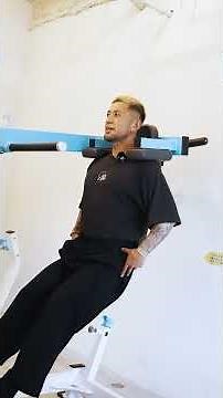 Do you know how to use this machine? Takayama gave us a lesson on how to do pendulum squats! Comm...