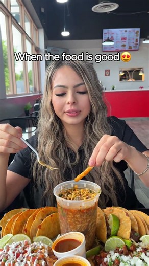 That's how you know the food is good 😂🌮 Tag someone who NEEDS to try this 👇 📍 Find your
