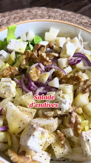 Série endives, recette numéro 1 Salade d’endives : endives, laitue romaine, poire, noix, fromage au noix, oignons rouges, sel, poivre. Sauce vinaigrette : huile d’olive, moutarde Fallot au yuzu, jus d’orange. #endives #chicon #salade #saladecomposée