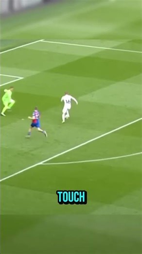 Most goalkeepers get this wrong in 1v1s… #gktraining #1v1goalkeeping #goalkeeping