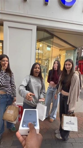 iphone 17 gifts 😲 Girls reaction 🤫 #youtubeshorts #shorts #iphone #reaction