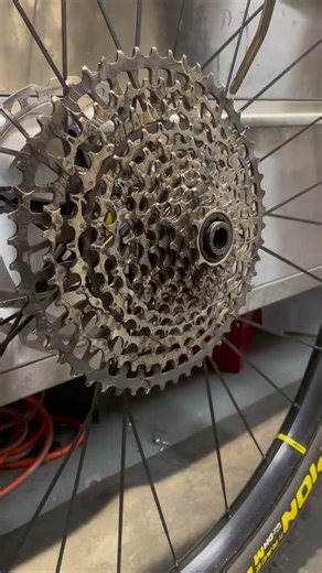 Brake cleaning 🧽 #bikemechanic #mtb #brakes