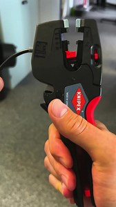 Con la pinza KNIPEX NexStrip 12 72 190, gli elettricisti hanno finalmente la loro pinza combinata automatica: il multiutensile taglia conduttori fino a 10 mm² (AWG 8), spela conduttori flessibili e solidi tra 0,03 e 10 mm² (AWG 32 - 8) e crimpa anche capicorda tra 0,25 e 4 mm² (capicorda gemelli fino a 2 x 2,5 mm²) - ideale per un rapido cambio tra le varie misure. Cosa ne pensate? 😁 | Knipex