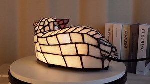 A0013 Cute Sleeping Cat Tiffany Style Table Lamp, 11.5" L x 7.125" W x 5.5" H, Handmade Stained Glass Night Light for Livingroom Bedroom Home Decoration, LED Bulb Included (Sleeping Cat)