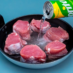 Garen Sie kein Schweinefilet ohne Sprite! Das Ergebnis wird Sie erobern Zutaten: Schweinefilet - 60 0g Salz - 10 g schwarzer Pfeffer - 5 g Kräuter der Provence - 5 g Sprite - 500 ml 30 Minuten MARINIEREN Öl - 30 ml Butter - 20 g Zwiebel - 1 Stück Knoblauch - 2 Nelken Weißwein - 100 ml Dorblu Hartkäse - 120 g Salz - 10 g schwarzer Pfeffer - 5 g Mehl - 20 g Hühnerbrühe - 400 ml 15min kochen Reis - 200 g Zwiebel - 1 Stück Sellerie - 30 g Weißwein - 100 ml Butter - 40 g Parmesan - 15 g braune Pilze 