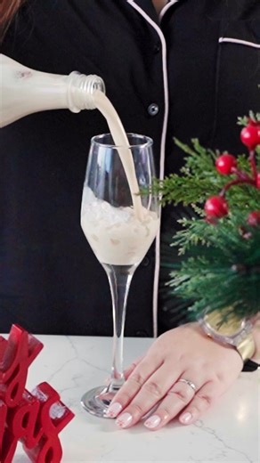 🥥 Coquito Puertorriqueño – Receta Fácil Ingredientes 1 lata de leche de coco (13.5 oz) 1 lata de crema de coco (15 oz) 1 lata de leche evaporada (12 oz) 1 lata de leche condensada (14 oz) 1 cucharadita de extracto de vainilla ½ cucharadita de canela en polvo Canela en rama (opcional, para infusionar) Nuez moscada al gusto (opcional) 1 taza de ron blanco (opcional) Preparación Mezcla todo: Coloca en una licuadora la leche de coco, crema de coco, evaporada, condensada, vainilla y canela. Añade el