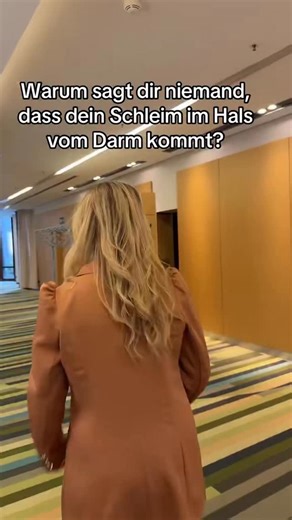 Ayse Alp on Instagram: "🤧 Ständig dieses Räuspern, ein Kloß im Hals oder Schleim, den du einfach nicht loswirst und das, obwohl du gar nicht erkältet bist? 👉 Die meisten denken sofort an Allergien, an die Schilddrüse oder daran, dass sie einfach „irgendwie empfindlich“ sind. Aber in Wahrheit steckt oft etwas ganz anderes dahinter: dein Darm. Denn wenn deine Darmschleimhaut gereizt oder durchlässig ist, kommt es zu stillen Entzündungen. Diese können sich über deinen ganzen Körper ausbreiten – u