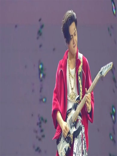Jay tocando guitarra Blessed Cursed — Solo de guitarra do JAY