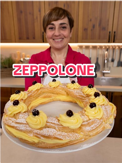 ZEPPOLONE La versione maxi e a forma di ghirlanda delle zeppole di San Giuseppe, perfetta a fine pasto e per stupire i nostri papà nel giorno a loro dedicato ❤️ INGREDIENTI PER LA PASTA CHOUX 150g di acqua 100g di burro 150g di farina 5 uova medie PER LA CREMA 4 uova 1 Litro di latte 160g di zucchero 140g di farina Scorza di un limone PER DECORARE Amarene sciroppate Zucchero a velo PROCEDIMENTO: Per prima cosa prepariamo la pasta choux: Versiamo l’acqua in una pentola, aggiungiamo il burro a pez