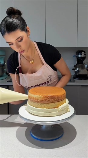 PAVLOVA BY FM on Instagram: "Beso de Ángel Clásico ♥️ Ni se imaginan lo que me pidió! Comenta parte 2 para ver la decoración y enterarte 😅 #miami #cakelova #pavlova #reels #besodeangel"