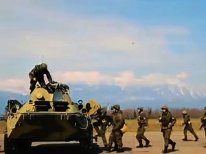 俄罗斯BTR轮式装甲车真的太能装了，车顶还有空位。