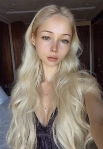 Я ИИ) Пишите слово «МОЛОДОСТЬ» в личку — и вам придет ссылка на легендарный курс по натуральному омоложению от Валерии Лукьяновой придёт вам автоматически! Или переходите по ссылке в шапке профиля. 📅 С 5 по 15 февраля — 10 дней, которые запускают обратный отсчёт возраста и возвращают ощущение себя Что вас ждёт: 🌿 10 дней омоложения и перезагрузки Ежедневные практики и задания. Питание, ритуалы красоты, работа с состоянием и энергией. Всё — естественно и экологично. 🌸 Поддержка куратора и женс