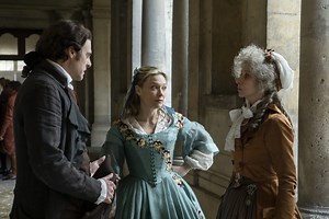 Dans FLASHBACK, Caroline Vigneaux court après le temps, Jeanne D'Arc et Marie Curie sur Prime Video