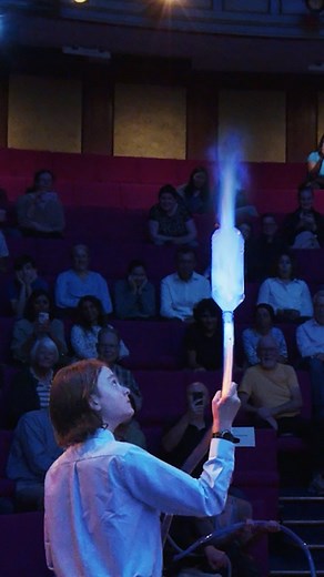 🔥 Capturing a Flame // Royal Institution Discourse Excerpt @ri_science Full video on YT - 🔗in the bio! Support us on Patreon | Midnight Science Club