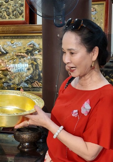 Bà Bông chiêm ngưỡng sản phẩm mỹ nghệ kim hoàn lạ nhất