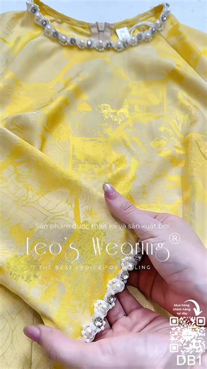 ✨ SẮC VÀNG QUÝ PHÁI – TOẢ SÁNG MỌI KHOẢNH KHẮC ✨ Ưu tiên sử dụng chất liệu gấm lụa vàng cao cấp, bề mặt dệt họa tiết nổi tinh xảo, bắt sáng nhẹ tạo hiệu ứng óng ánh sang trọng. Chất vải mềm mịn, có độ đứng phom vừa phải giúp tổng thể luôn chỉn chu, lên dáng chuẩn và đầy cuốn hút. Thiết kế ôm form vừa vặn tôn dáng, khéo léo nhấn nhẹ vòng eo để tạo đường cong mềm mại mà không hề gò bó. Phần tay lửng thanh thoát mang lại sự hiện đại, dễ mặc trong nhiều dịp, điểm nhấn nổi bật nằm ở cổ tròn đính hoa 