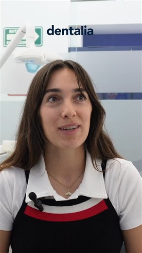 Cuando te decimos que los alineadores son una gran opción para tu sonrisa, a esto nos referimos. Nuestra paciente Georgina puede contarte lo bien que se siente usándolos. ¿Quieres los tuyos? | dentalia