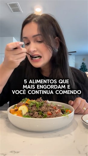 Jessica Lauar on Instagram: "1️⃣ Pão francês ou pão de forma branco – café da manhã clássico, cheio de carboidratos refinados. 2️⃣ Farofa pronta – acompanha churrasco e refeições, mas cheia de gordura e calorias escondidas. 3️⃣ Refrigerantes (mesmo os zero) – parecem leves, mas estimulam vontade de comer mais e engordam indiretamente. 4️⃣ Arroz e Feijão em excesso – básico do dia a dia, mas vira açúcar no corpo. 5️⃣ Margarina ou Óleo Vegetal . . . #dietacetogenica #jejumcalorico #queimadegordura