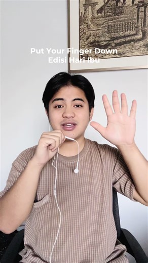 Aku nggak tumbuh besar bersama ibu karna sejak umur 9 tahun, aku merantau dan dititipkan di keluarga asuh. Namun, aku selalu berusaha keep in touch dengan ibu melalui telfon atau sms, dan dari situlah aku sedikit banyak belajar banyak life lessons dari cerita-cerita ibu setiap menelfon. Ibu menderita banyak sekali selama 3 dekade ke belakang. Banyak sekali ketidakberuntungan yang menghampirinya. Seandainya bisa memilih, tentu aku akan memilih ibu bahagia dengan jalannya sendiri, bahkan jikalau i