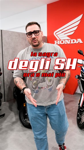 Espressionemoto Honda on Instagram: "HONDA SH 125 e 150 🛵🔥 Avete visto il nuovo SH 2026? TFT, novità, ecc… ne parleremo 👀 Ma c’è un PERÒ 👇 Abbiamo ancora SH 125 e 150 modello 2025 E il prezzo, onestamente, è impossibile ignorarlo 💣💸 Il 2025 è lo stesso SH di sempre 😏 Affidabile, consuma pochissimo ⛽ Bauletto smart + parabrezza inclusi 6 anni di garanzia Lo scooter che domina l’Italia da oltre 20 anni 🇮🇹 Perché puntare sul 20