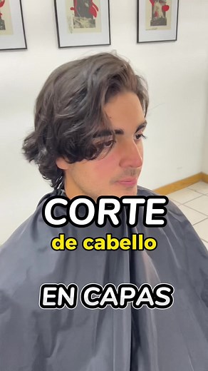 Corte de cabello en capas para hombres con cabello largo