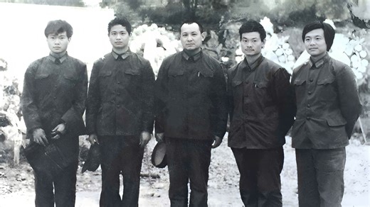 1985年清明节张廷竹麻栗坡陵园悲情展祭诗并与四战友合影。