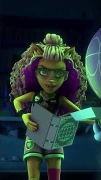 ¿Clawdeen y Deuce invocan a campeones fantasma? 🏀👻 | Monster High Latino #shorts