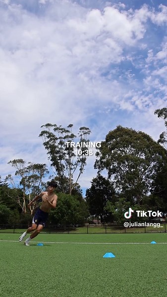 DAY 8 | Road to Pro ⚽️ 🇦🇺 Today's training included a 90-minute on-field session focused on speed, agility, explosiveness and change of direction. Following the on-field work, weighted plyometric exercises were incorporated in the gym to build power and improve lower-body strength. Total time trained: ⚽️ 90 minutes 🏋️ 60 minutes #fyp #foryou #soccer #football #day8 #roadtopro #soccertraining #footballtraining